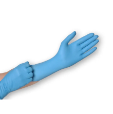 Ett par h�nder som tar p� nitrilhandskar