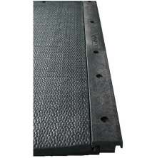 Svart skarvprofil monterad p� stallmatta