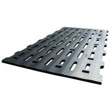 Svart gummimatta med slitsar och halkskyddad yta, avsedd f�r liggb�s eller stallg�ngar i lantbruksmilj�.