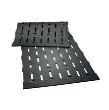 Tv� svarta gummimattor med slitsar och halkskyddad yta, placerade delvis �ver varandra