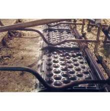 Liggb�s i stall med monterade gummimattor med upph�jda kupoler f�r komfort och halkskydd