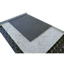 Liggb�smatta i genomsk�rning med flera lager, inklusive gummimatta, skum och skyddsbel�ggning, monterad p� golv