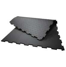 Svarta pusselkopplade gummimattor med halkskyddsm�nster, avsedda f�r stall- eller industrigolv.