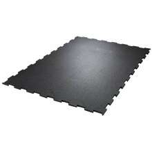 Svart, rektangul�r gummimatta med pusselkanter och halkskyddsm�nster, avsedd f�r golv i stall eller industri