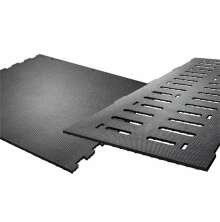 Tv� svarta gummimattor med halkskyddsm�nster, varav en har slitsade �ppningar och pusselkanter f�r sammanfogning