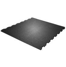 Svart gummimatta med pusselkanter och halkskyddsm�nster, avsedd f�r golv i stall- eller industrimilj�