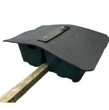 Combifeeder med tv� tr�g, en svart gummiduk och en tr�stolpe, monterad f�r utfodring p� bete