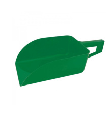 Gr�n foderskopa i plast med handtag, rymmer cirka 2kg foder