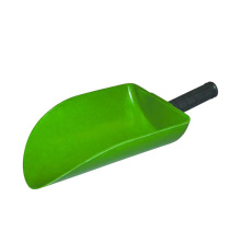 Gr�n foderskopa med svart grepphandtag, tillverkad i glasfiberf�rst�rkt material
