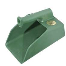 Gr�n foderskopa i plast med handtag ovanp�, rymmer 3 liter och har m�tmarkeringar p� insidan