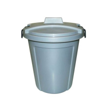 Gr� fodertunna med lock, b�rhandtag och tv� svarta sp�nnen p� sidorna f�r f�rslutning