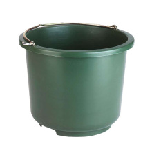 Gr�n plastspann med metallhandtag, rymmer cirka 12 liter.