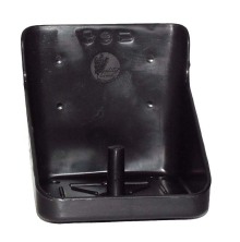 Svart plastsaltstensh�llare med upph�jd tapp i mitten f�r att h�lla saltstenen p� plats