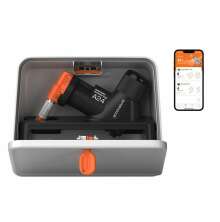Goodnature A24 Professional Trap Kit med automatisk f�lla monterad i en gr� l�da med orange detaljer och tillh�rande mobilapp visad p� en smartphone