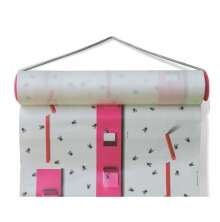 Flugpapper Fly Roll XL p� rulle med klistrig yta, dekorerad med svarta flugmotiv och rosa markeringar f�r effektiv f�ngst av flugor i stall och st�rre utrymmen.