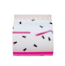 Flugpapper manschett med klistrig yta och tryckta flugmotiv, utrustad med rosa markeringar f�r effektiv f�ngst av flugor i stall och djurmilj�er.