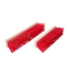 Plastkvast med r�tt styvt borst och tr�skaftsf�ste � slitstark borste f�r stall, lantbruk och grovreng�ring