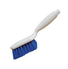 Handdiskborste med bl� borst och vitt handtag f�r reng�ring i stall och lantbruk