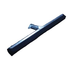 Gummiraka med metallf�ste f�r effektiv reng�ring av stallgolv och ladug�rd inom lantbruk