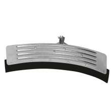 Halvrund g�dselskrapa i galvaniserat st�l med gummilist, f�r effektiv reng�ring av stallg�ngar inom lantbruk