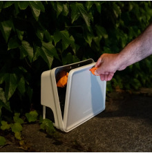 Goodnature f�ngstl�da fr�n Gallagher som placeras utomhus, person som justerar locket med orange handtag