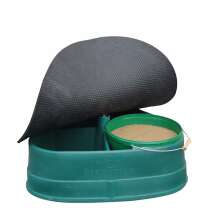 Mineralfodertr�g Basis Feeder med uppf�llt svart gummit�cke och gr�nt foderk�rl fyllt med mineralfoder