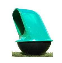 MineralRocker mineralfodertr�g i gr�nt och svart, med v�lvd botten och skyddande toppk�pa placerad p� gr�s