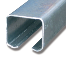 Galvaniserad l�pskena 290 i U-profil f�r skjutport, n�rbild av st�lskena.