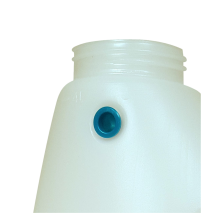 Vit plastdunk med g�ngad topp och bl� ventilport f�r montering av napp eller ventil.