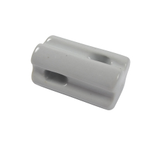 H�rnisolator i porslin f�r elst�ngsel, anv�nds vid h�rn och �ndstolpar f�r att leda och isolera st�ngseltr�d