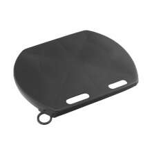 Svart halvrunt plastlock med tv� avl�nga �ppningar framtill och en liten upph�ngningsring i kanten, fotograferat mot ljus bakgrund.