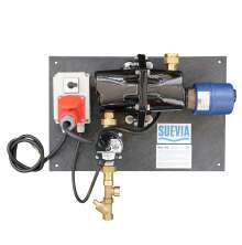 Suevia cirkulerande vattensystem med pump, v�rmev�xlare, styrning och anslutningar monterade p� en gemensam platta. Bilden visar en komplett enhet f�r cirkulation av tempererat vatten till frostfria vattenkoppar och vattentr�g.