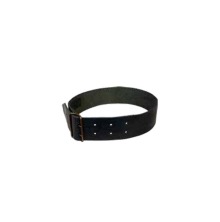 Svart halsrem i l�der f�r kosk�lla, f�rsedd med h�l och ett sp�nne i metall.