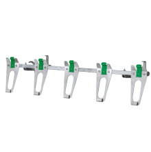 Calfotel hinkh�llare med fem ihopf�llbara h�llare f�r napphinkar p� en gemensam metallst�ng.